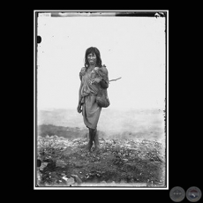 INDIO DE LA TRIBU SANAPANÁ CON DOS COTORRAS - Fotografía de GUIDO BOGGIANI